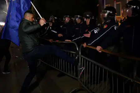 Korrupsiya qalmaqalı Tirana küçələrini qarışdırdı: etirazlar alovlandı – Fotolar