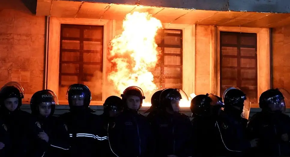 Korrupsiya qalmaqalı Tirana küçələrini qarışdırdı: etirazlar alovlandı – Fotolar