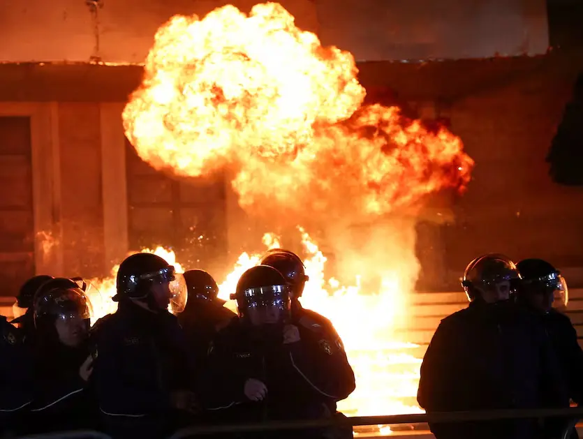 Korrupsiya qalmaqalı Tirana küçələrini qarışdırdı: etirazlar alovlandı – Fotolar