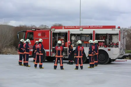 Maşında başlayan yanğın evə keçdi - Video 