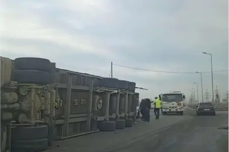 Sumqayıtda TIR aşdı - Video