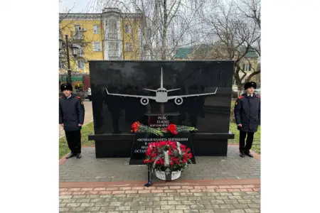 Bakıdan Qroznıya uçan təyyarə ilə bağlı xatirə plitəsi açıldı