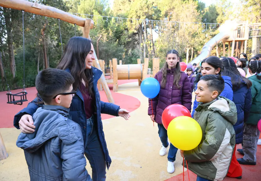 Leyla Əliyeva uşaqlarla birlikdə Mərkəzi Nəbatat Bağında  – Fotolar