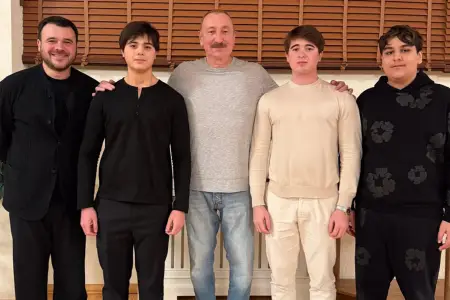 Emin Ağalarovla əkizləri Prezidenti belə təbrik etdilər - Fotolar