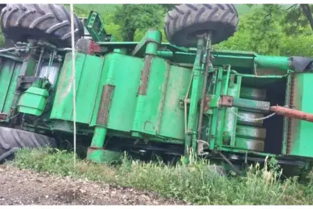 Sabirabadda kombayn körpüdən kanala aşdı, sürücü öldü