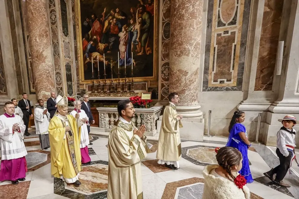 Vatikanda Milad ayinini ilk dəfə o idarə etdi - Foto 