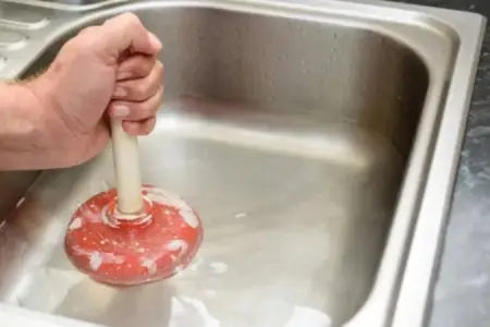 Sirkə və sodanı unudun: Sadəcə bir stəkan bütün kirli boruları açacaq