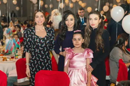 Prezidentin qızları və gəlini şəhid övladları ilə bayram şənliyində - Fotolar