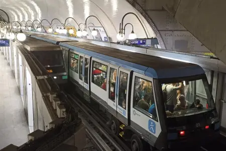 Metroda bıçaqla insanlara hücum etdi, yaralananlar var – Bu ölkədə