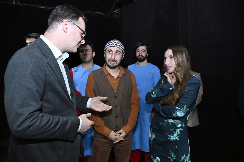 Prezidentin qızı ilə gəlini “Romeo və Cülyetta”nı izlədi - Fotolar