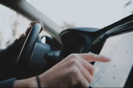 Avtomobillərdə sensorlu ekranlarla bağlı - Xəbərdarlıq