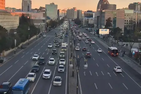 Bakının bir sıra yollarında nəqliyyatın sıxlığı yarandı