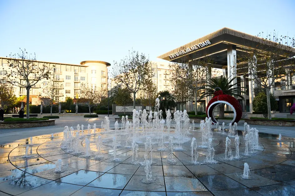 Prezident ailəsi ilə “Bakı Ağ Şəhər”də olub