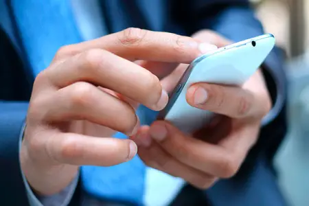 Gələn il 1-dən çox telefon gətirənlər bu qədər rüsum ödəyəcəklər 