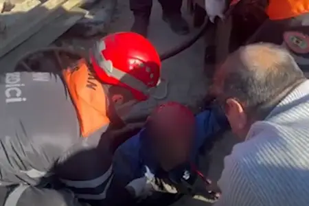 Bakıda kanalizasiya quyusuna yıxılan şəxs belə çıxarıldı - Video