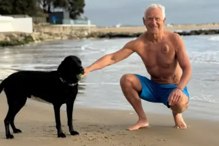 Sahildə infarkt keçirən kişini iti xilas etdi