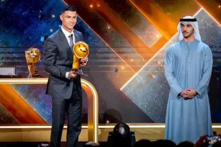 Ronaldo mükafatını aldı, “inşallah” dedi, hamı alqışladı - Video