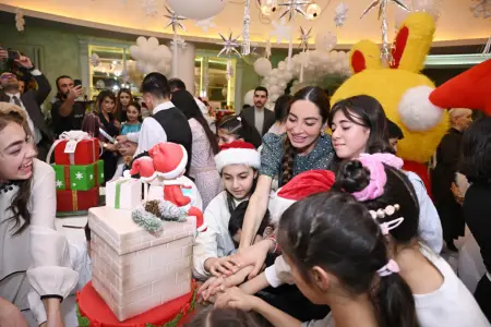 Əliyevalar xüsusi qayğıya ehtiyacı olan uşaqlar üçün təşkil olunan bayram şənliyində – Fotolar