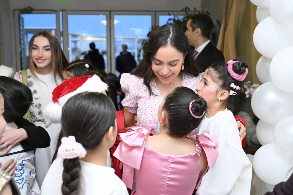 Əliyevalar xüsusi qayğıya ehtiyacı olan uşaqlar üçün təşkil olunan bayram şənliyində – Fotolar