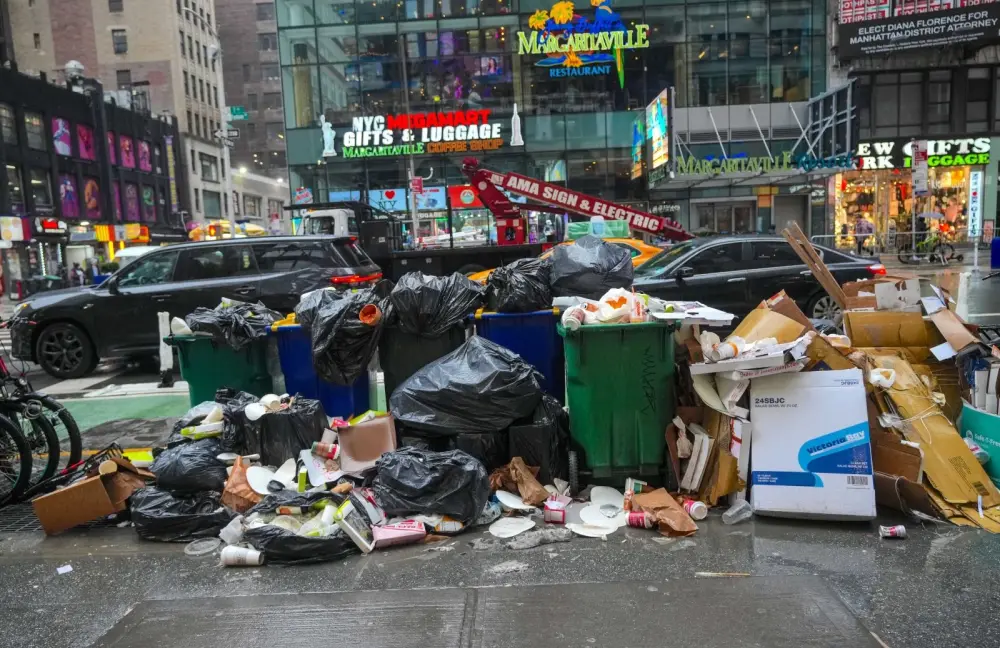 Nyu-Yorkun ən məşhur meydanı zibilxanaya çevrildi - Fotolar