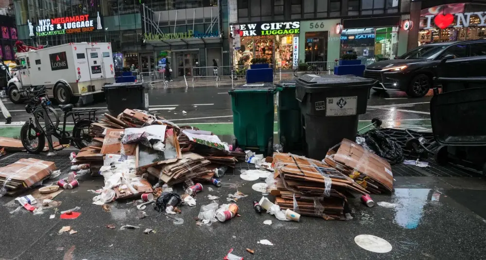 Nyu-Yorkun ən məşhur meydanı zibilxanaya çevrildi - Fotolar