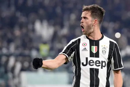 Məşhur futbolçu karyerasını yekunlaşdırdı