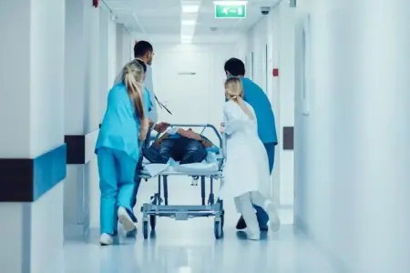 Avtomobil dərəyə aşdı, xəsarət alanlar var