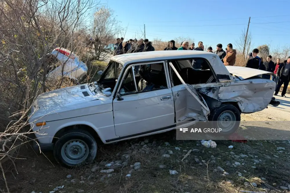 Ağır qəza: Xəsarət alanlar var - Foto 