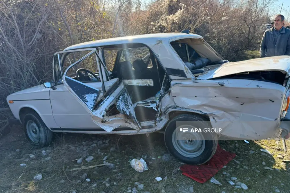 Ağır qəza: Xəsarət alanlar var - Foto 