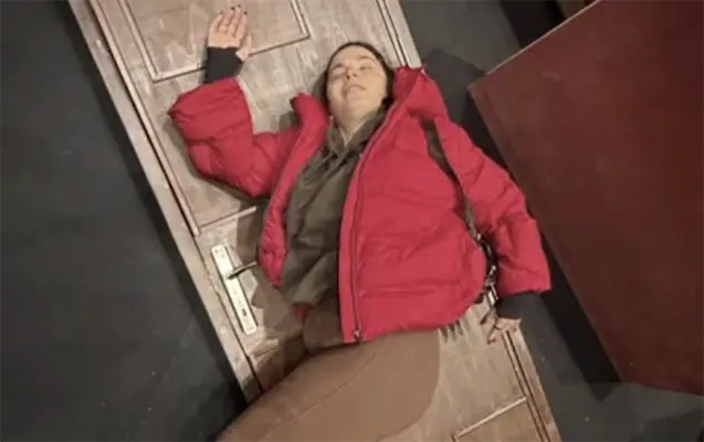 Tamaşa zamanı başına qapı düşdü - Foto