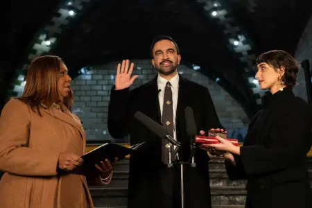 Nyu-Yorkun yeni meri and içdi: vəzifəsinə metroda başladı