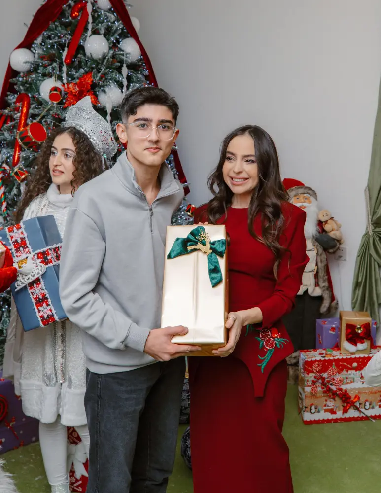 Leyla və Arzu Əliyeva “Tut Əlimdən” mərkəzində bayram şənliyində - Fotola