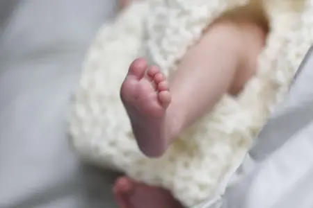 Öldü deyildiyi körpə dəfn üçün aparılanda ayıldı