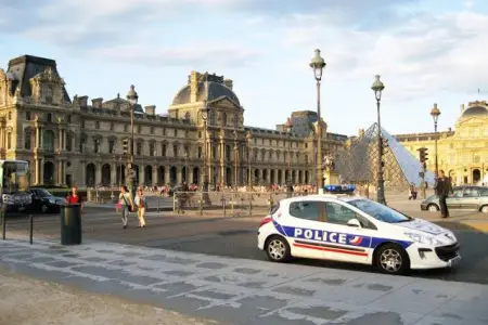 Yeni il gecəsi mindən çox avtomobil yandırıldı - Bu ölkədə