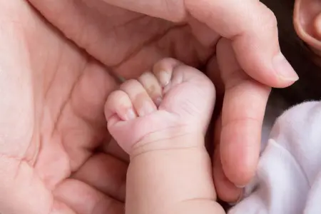 “Dəfnə hazırlaşanda uşaq nəfəs almağa başladı, həkimlər müdaxilə edə bilmədi”