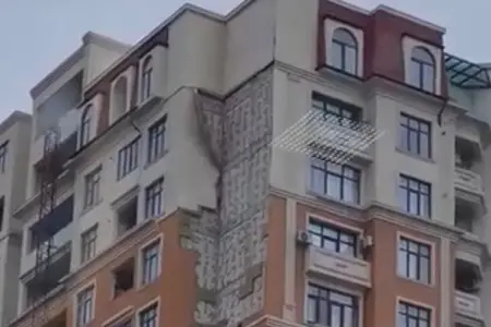 Nərimanovda binanın fasadı uçub yerə töküldü - Video