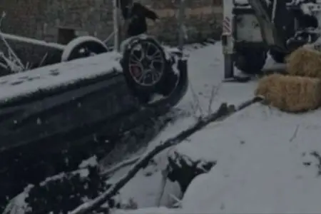 Qəbələdə buzlu yolda sürüşən avtomobil dərəyə aşdı - Video