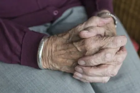 Bakıda iki nəfər 75 yaşlı qadına qarşı yardım adı ilə soyğunçuluq etdi