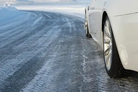 Buzlu yolda köməksiz qalan 5 nəfər xilas edildi