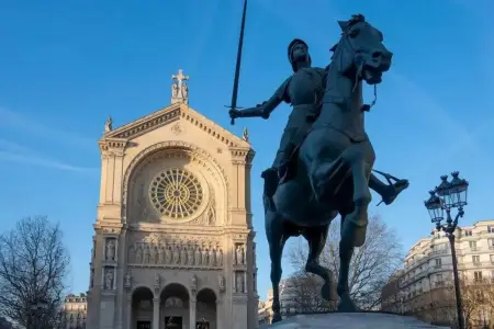 Parisdə qalmaqal: tarixi abidəyə hücum oldu