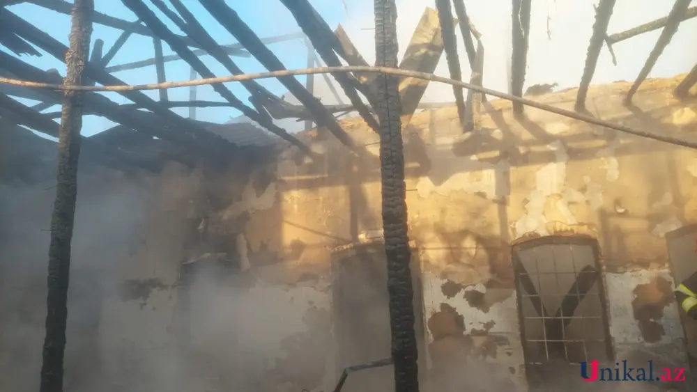 Gəncədə bitişik evlərdə yanğın oldu - Foto - Video - Yeniləndi 