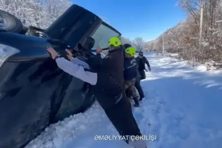 İsmayıllıda aşan maşından köməksiz qalanları belə çıxardılar - Video