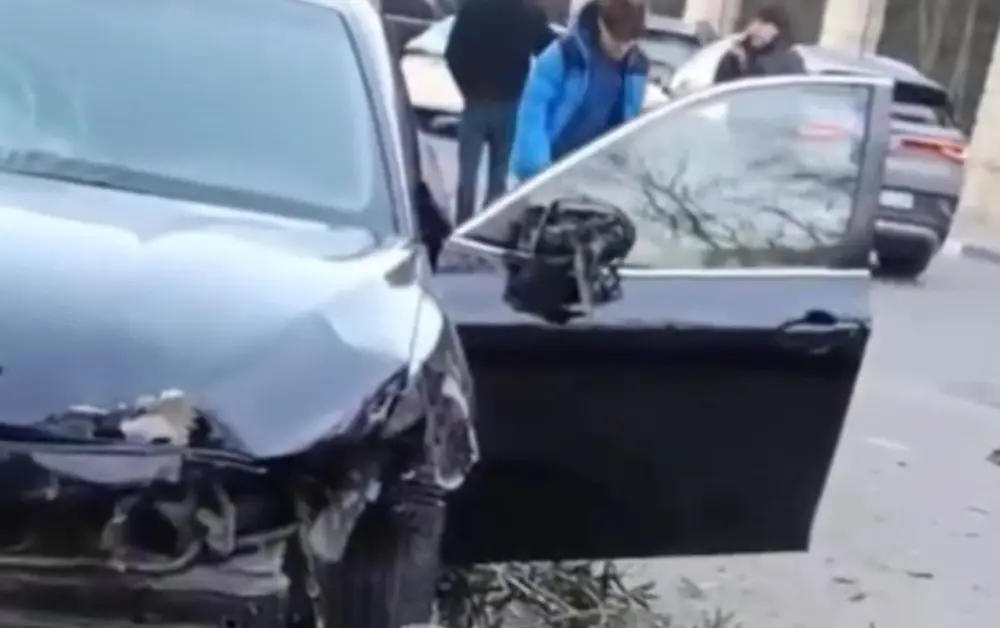 Şagird aparan sürücü qəza törətdi, 1 nəfər ağır yaralandı - Foto 