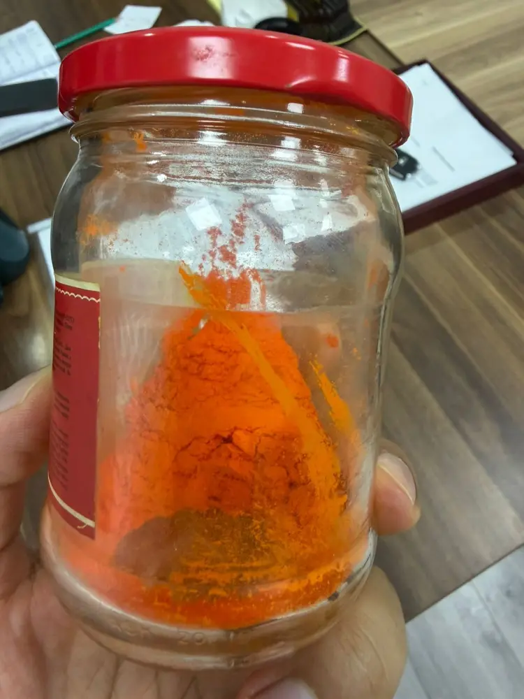 Sarı rəngə boyayıb kənd toyuğu adı ilə satırmışlar - Rəsmi - Foto