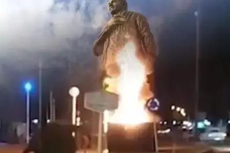 İranda şok: Qasım Süleymaninin abidəsi yandırıldı - Video 