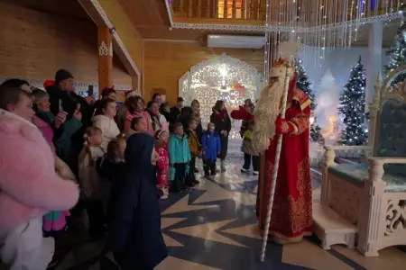 Uşaqlar Şaxta Babanı buzla xilas etməyə çalışdı – Moskvada şok hadisə