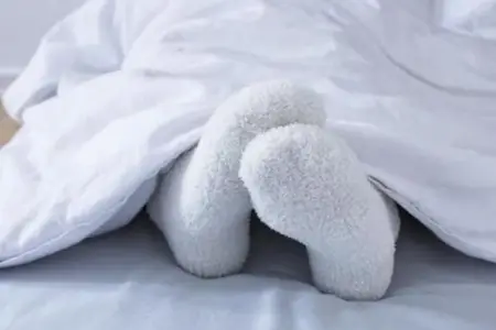 Corabla yatmaq sağlamlıq üçün risklidir? Həkimlərdən xəbərdarlıq