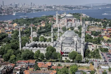 Damlar uçdu, metal lövhələr qırıldı: İstanbul fırtınaya təslim oldu