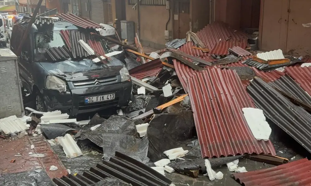 Damlar uçdu, metal lövhələr qırıldı: İstanbul fırtınaya təslim oldu