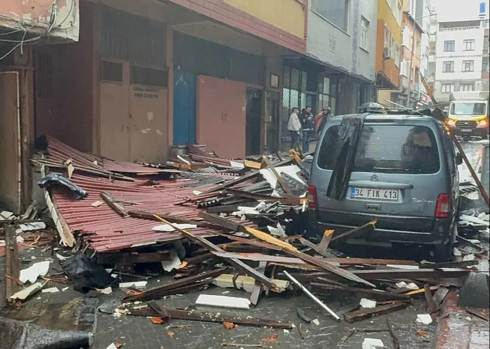 Damlar uçdu, metal lövhələr qırıldı: İstanbul fırtınaya təslim oldu